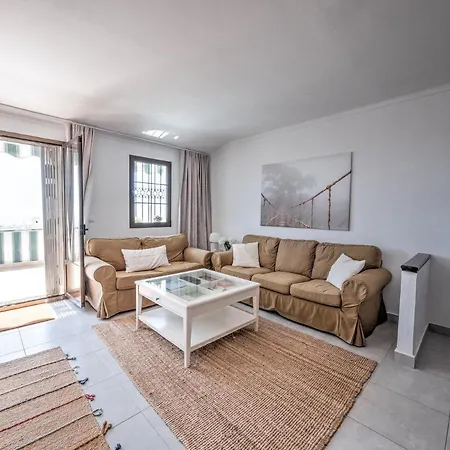 Beautiful Townhouse With Two Terraces In 内尔哈