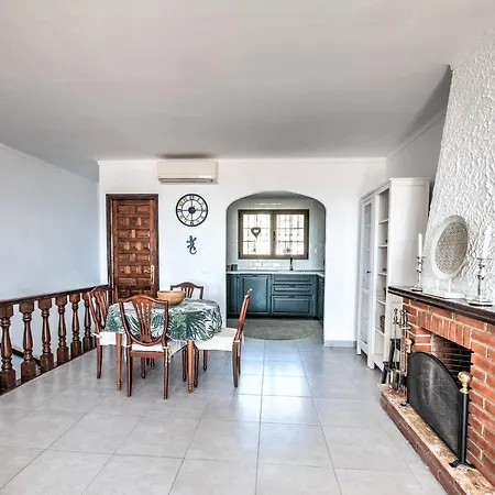 Beautiful Townhouse With Two Terraces In 别墅